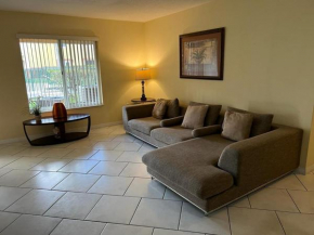 Beautiful 3/2 Condo w/Free Parking Fast WIFI